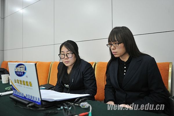 主席团第二次会议现场的工作人员