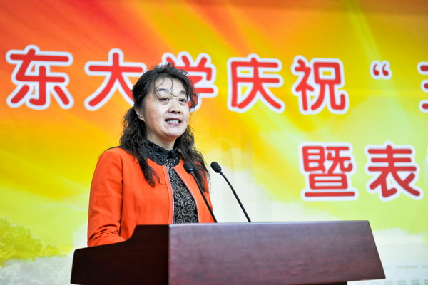 护理学院党委副书记、工会主席张慧作为“三八红旗集体”代表发言