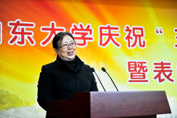 文学与新闻传播学院博士生导师孙之梅教授作为“三八红旗手”代表发言