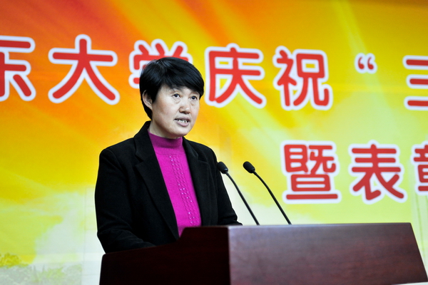 校妇委会主任兼工会副主席朱桂英宣读表彰决定